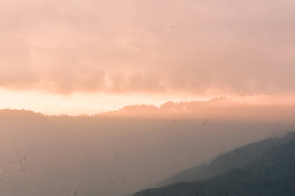 Herrliche panoramische landschaftliche Schönheit des Sonnenuntergangs mit bunten Wolken am orangefarbenen Himmel. Himmlischer Himmel Hintergrund bei Sonnenuntergang und Sonnenaufgang. Zusammensetzung der Natur. - Foto, Bild