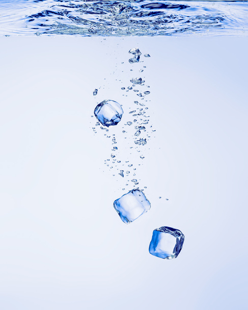 кубики льоду у воді
 - Фото, зображення
