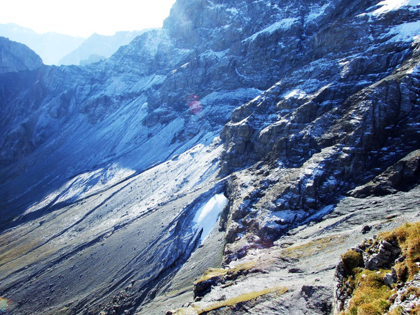 アルパイン バレー Urner ボーデン - Uri のカントン スイス連邦共和国の上の山の斜面に最初の雪 - 写真・画像