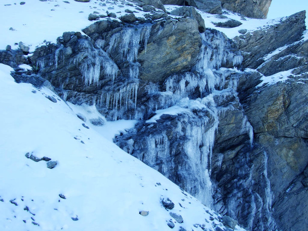 アルパイン バレー Urner ボーデン - Uri のカントン スイス連邦共和国の上の山の斜面に最初の雪 - 写真・画像