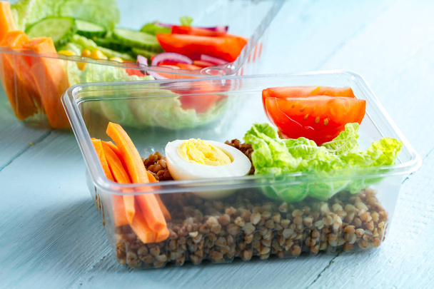 Healthy, healthy food in a plastic container. Snack at lunchtime. Diet, proper, healthy food. Lunch box  - Fotografie, Obrázek