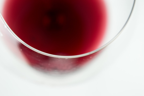 vörösbor üveg fehér háttér - Fotó, kép