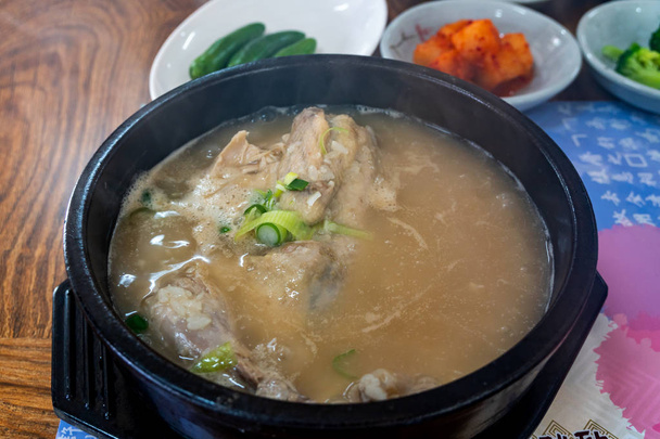 Samgyetang Ginseng soupe de poulet .Korean Food
 - Photo, image