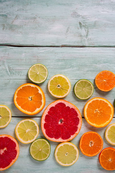 citrus fruit slices on turquoise background - Fotoğraf, Görsel