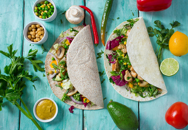 chicken and vegetable wraps - Foto, afbeelding