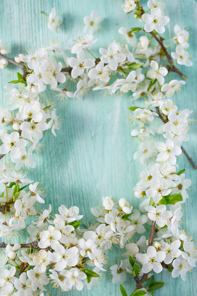 красивые весенние цветы на деревянной поверхности
 - Фото, изображение