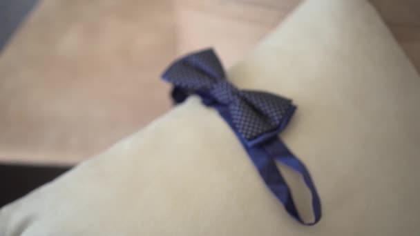 Homem veste um laço gravata
 - Filmagem, Vídeo