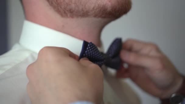 Egy férfi ruhák egy csokornyakkendő - Felvétel, videó