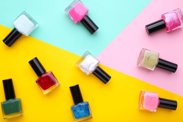 Group of bright nail polishes on colorful background, flat lay - Foto, Bild