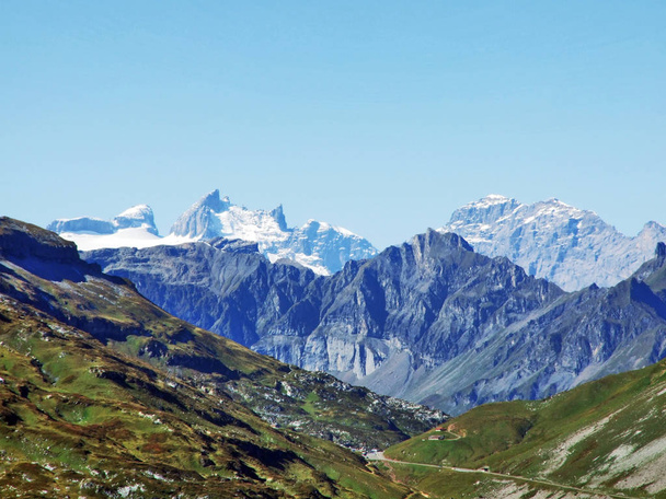 Alp Vadisi Urner Boden - Canton Uri, İsviçre yukarıda Dağları eteklerinde ilk kar - Fotoğraf, Görsel