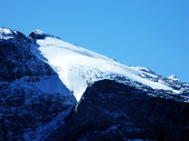 Перший сніг на схилах гір вище альпійські долини Урнерські Боден - кантоні Урі, Швейцарія - Фото, зображення