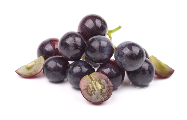 Ramo de uvas aisladas sobre fondo blanco - Foto, Imagen