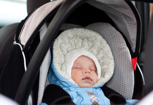 Recién nacido durmiendo en el asiento del coche
 - Foto, Imagen