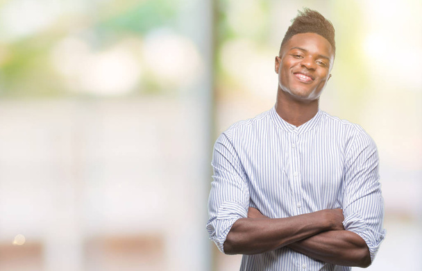Молодой африканский американец на изолированном фоне счастливое лицо со скрещенными руками, смотрящее в камеру. Позитивный человек
. - Фото, изображение