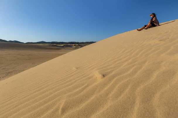 Mulher no cenário do deserto no Japão, Tottori - Foto, Imagem