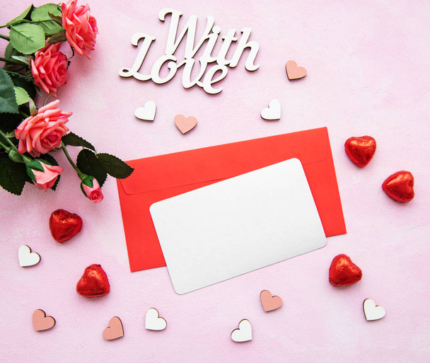 Fondo romántico de San Valentín - tarjeta de felicitación, rosas y corazones
 - Foto, Imagen