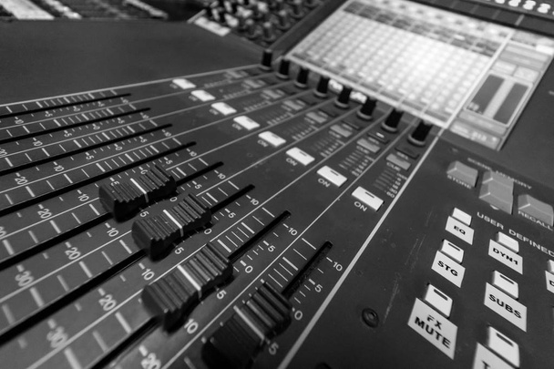 Крупный план Faders on Professional Digital Audio Mixing Control Console с нулевыми десятичными индикаторами
 - Фото, изображение