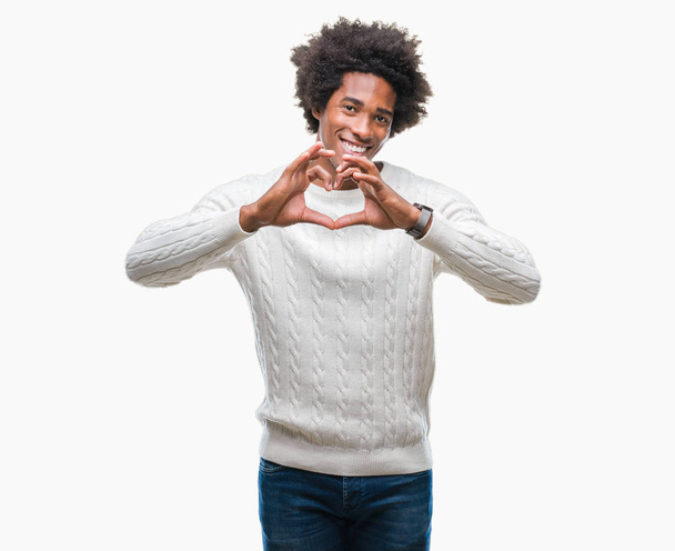 ハートマークと手で形を示す愛の笑みを浮かべて隔離された背景にアフロ ・ アメリカ人男性。ロマンチックな概念. - 写真・画像