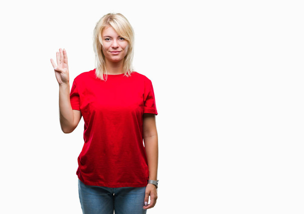 Giovane bella donna bionda che indossa t-shirt rossa su sfondo isolato mostrando e indicando con le dita il numero quattro sorridendo fiducioso e felice
. - Foto, immagini