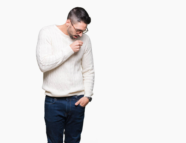 Ein junger, gutaussehender Mann mit Brille vor isoliertem Hintergrund fühlt sich unwohl und hustet als Symptom für Erkältung oder Bronchitis. Gesundheitskonzept. - Foto, Bild