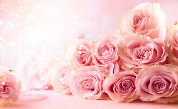 Bodegón festivo con rosas rosadas. Composición floral con rosas. Enfoque suave
. - Foto, imagen