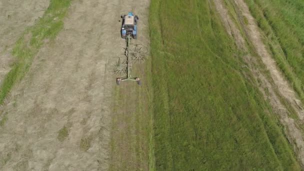Tractor met harkschudders op het landbouwbedrijf. - Video
