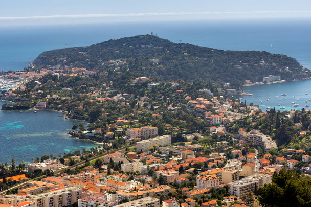 Лазурного берега Франції. Вид на розкішний курорт і затоку Французька Рів'єра - Вільфранш сюр Мер розташований між гарне місто і Монако. Середземне море - Фото, зображення