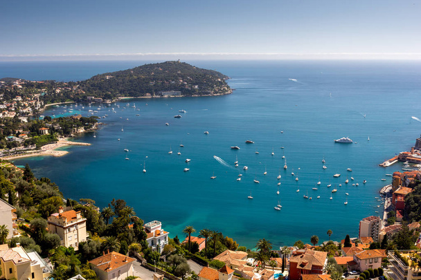 Lazurowe Wybrzeże Francji. Zobacz luxury resort i zatokę francuskiej Riwierze - Villefranche-sur-Mer znajduje się pomiędzy ładne miasto i Monako. Morze Śródziemne - Zdjęcie, obraz
