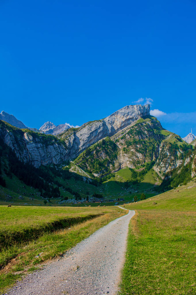 spacer po regionie piękne góry Appenzell  - Zdjęcie, obraz