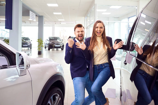 Car buyers are happy to buy a car in the auto salon - Foto, imagen