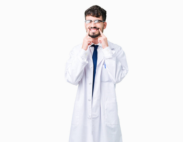 分離に白いコートを着ている若いプロの科学者男は口を開けて、笑顔をバック グラウンド指を指すし、陽気な笑顔 - 写真・画像