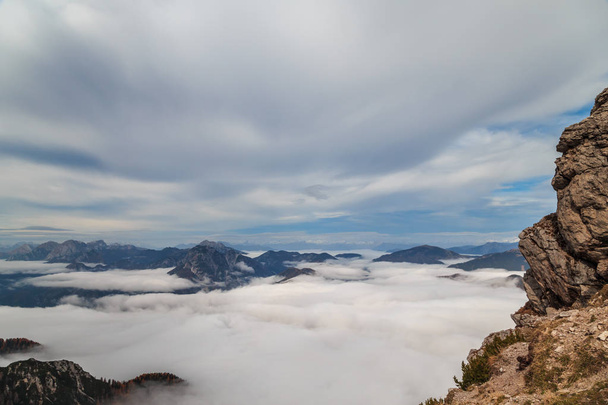 Nubes en el valle bajo el pico de los Alpes Julianos - Foto, imagen