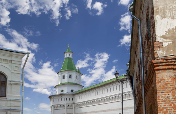 Resurrection Monastery (Voskresensky Monastery, Novoiyerusalimsky Monastery or New Jerusalem Monastery)-- is a major monastery of the Russian Orthodox Church in Moscow region, Russia. Was founded in 1656 as a patriarchal residence - Foto, immagini
