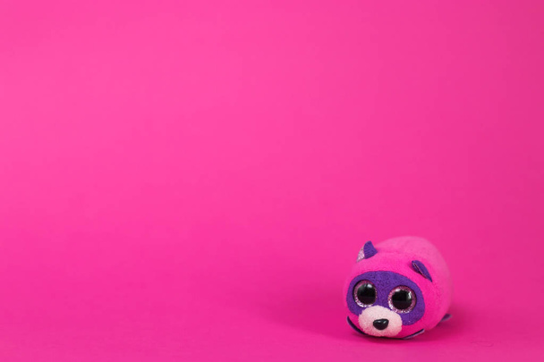 Hračka kreslený růžové a fialové myš sedí na růžovém pozadí. - Fotografie, Obrázek