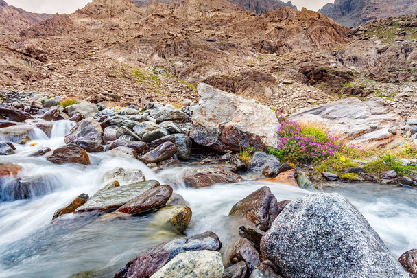 rapids wiosna w wysokich górach - Zdjęcie, obraz