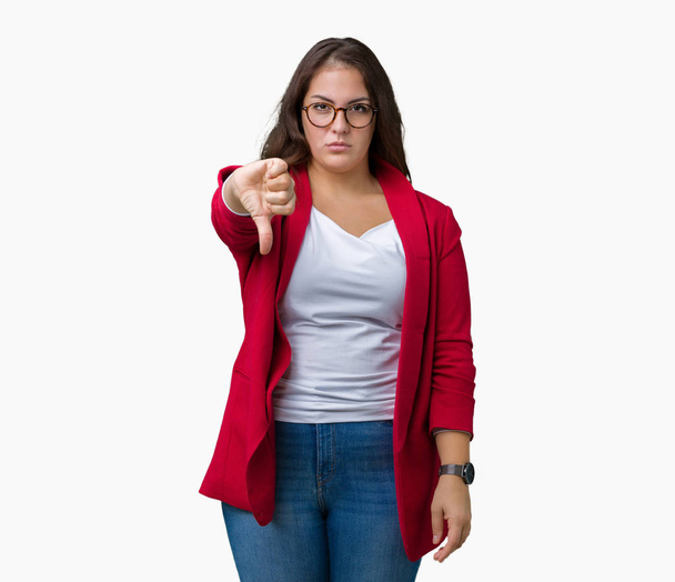 プラスサイズの若いビジネス女性美しい不幸なと怒って拒否反応を示さず、ジェスチャーを親指で否定的なバック グラウンドを分離でエレガントなジャケットとメガネを着用します。不適切な表現. - 写真・画像