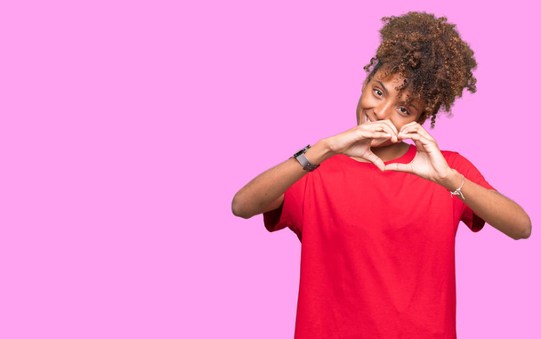 Bella giovane donna afroamericana su sfondo isolato sorridente in amore mostrando il simbolo del cuore e la forma con le mani. Concetto romantico
. - Foto, immagini