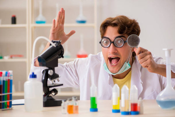 Смешной сумасшедший химик проводит эксперименты и тесты - Фото, изображение