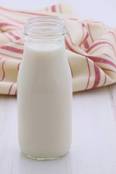 Delizioso latte fresco, una delle fonti primarie di nutrizione
. - Foto, immagini
