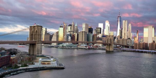 Панорамный вид на Бруклинский мост на восходе солнца в Нью-Йорке. США
 - Фото, изображение