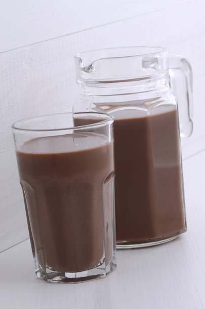 Vintage stil üzerinde lezzetli taze çikolatalı süt. - Fotoğraf, Görsel