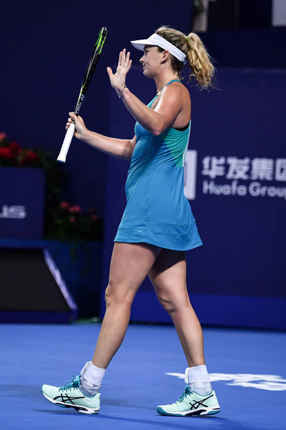 CoCo Vandeweghe of the United States waves to fans after defeating Elena Vesnina of Russia in the Group B of the women's singles during the Hengqin Life WTA Elite Trophy Zhuhai 2017 tennis tournament in Zhuhai city, south China's Guangdong province,  - Фото, изображение