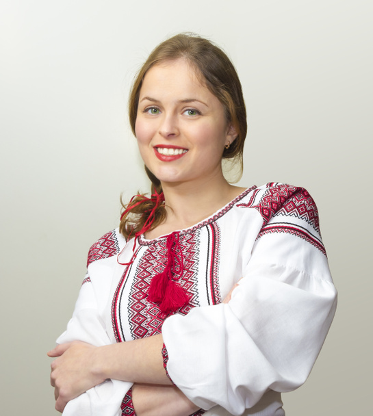 Porträt einer schönen jungen Frau im ukrainischen Nationalgerinnsel - Foto, Bild