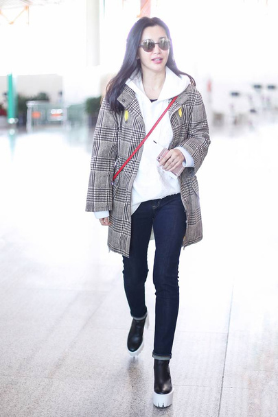 Chinese actress Li Bingbing is pictured at the Beijing Capital International Airport in Beijing, China, 4 November 2017. - Foto, imagen