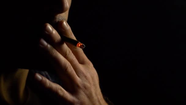 cigarrillo, hombre con barba, malos hábitos, sobre fondo negro, silueta cámara lenta
 - Metraje, vídeo