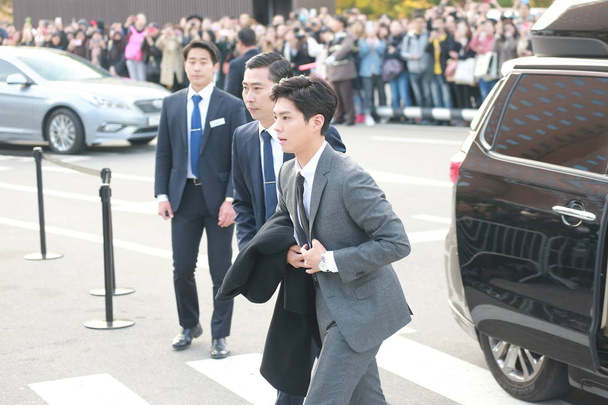South Korean actor Park Bo-gum arrives for the wedding ceremony of actress Song Hye-kyo and actor Song Joong-ki in Seoul, South Korea, 31 October 2017. - Fotoğraf, Görsel