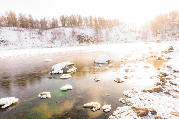 Річка Замерзла в Мороз при мінусовій під 30 градусів Цельсія в місті Аркан, Внутрішня Монголія Китаю, 29 листопада 2017. - Фото, зображення