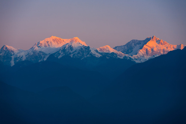 Kancsendzönga-hegy a Himalája Sunrise távoli - Fotó, kép