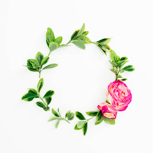 Квіткова кругла рамка з рожевих троянд квітів і листя на білому тлі. Плоский прошарок, вид зверху
. - Фото, зображення
