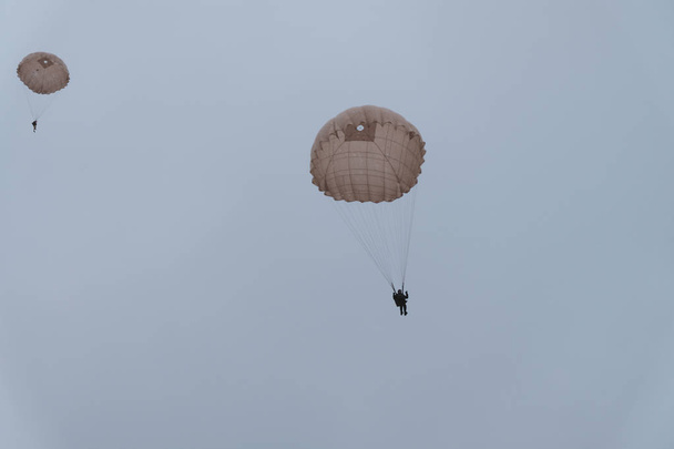 El paracaidista está en el cielo
. - Foto, imagen